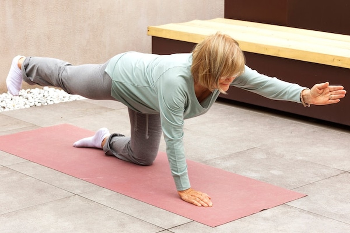 5 Minuten am Morgen: Diese Übungen retten deine Haltung ab 50 - image 1