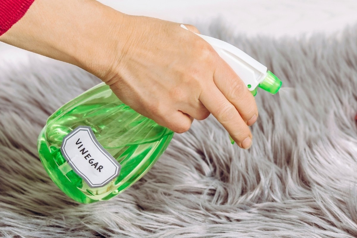 Essig und Salz auf Flecken im Teppich: Profis schwören darauf