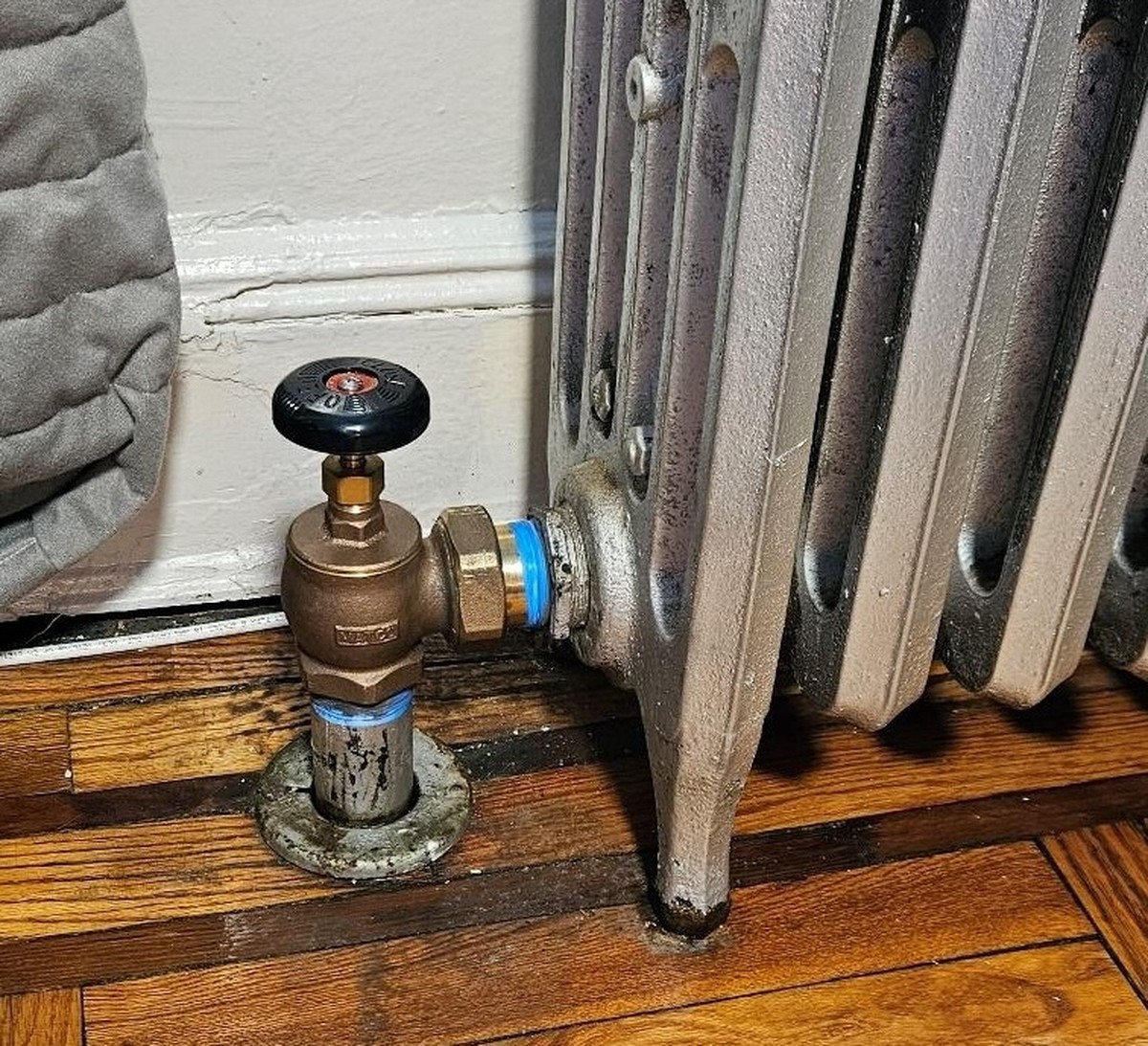 Heizungstechniker verraten: Das eine Ventil, das Sie jede Stunde öffnen sollten