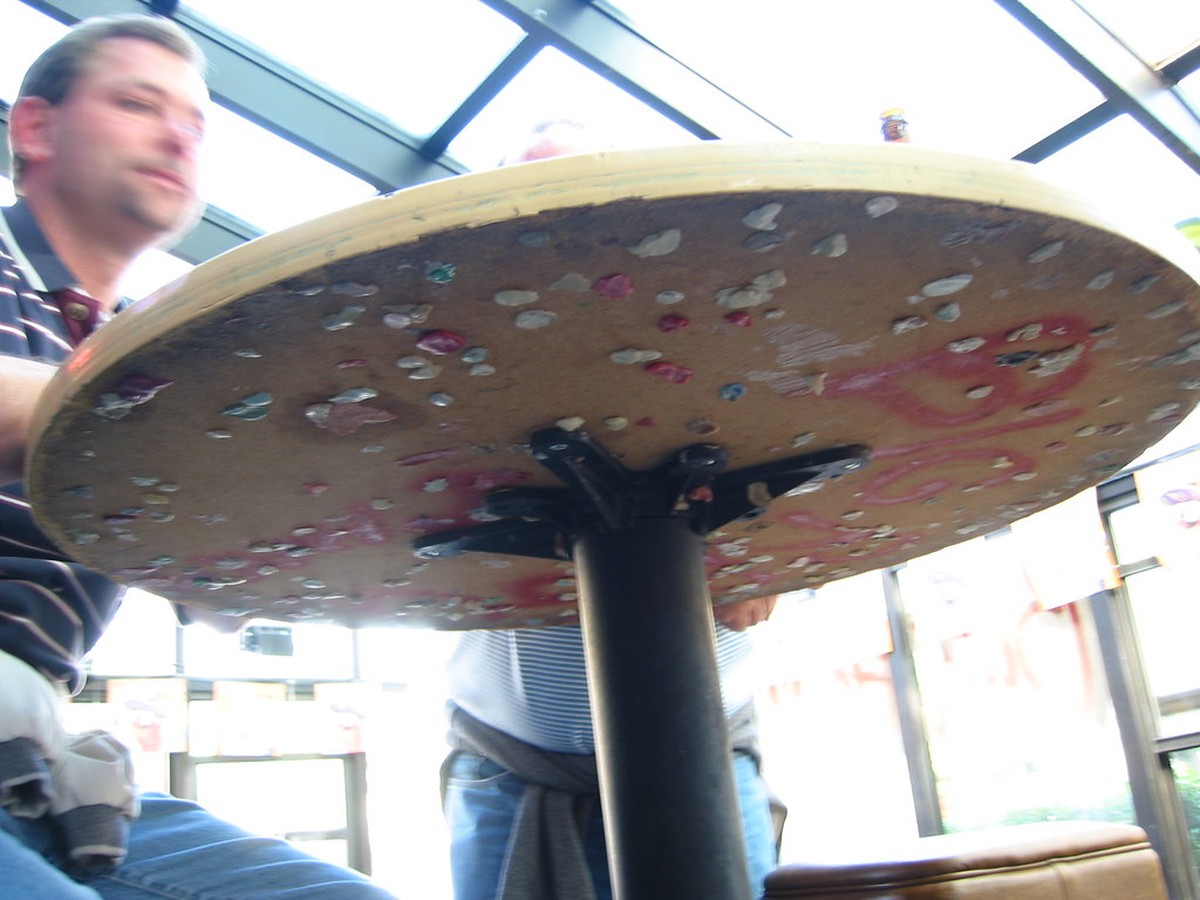 Kaugummi unterm Tisch? Eiswürfel lösen das Problem in 2 Minuten - image 2