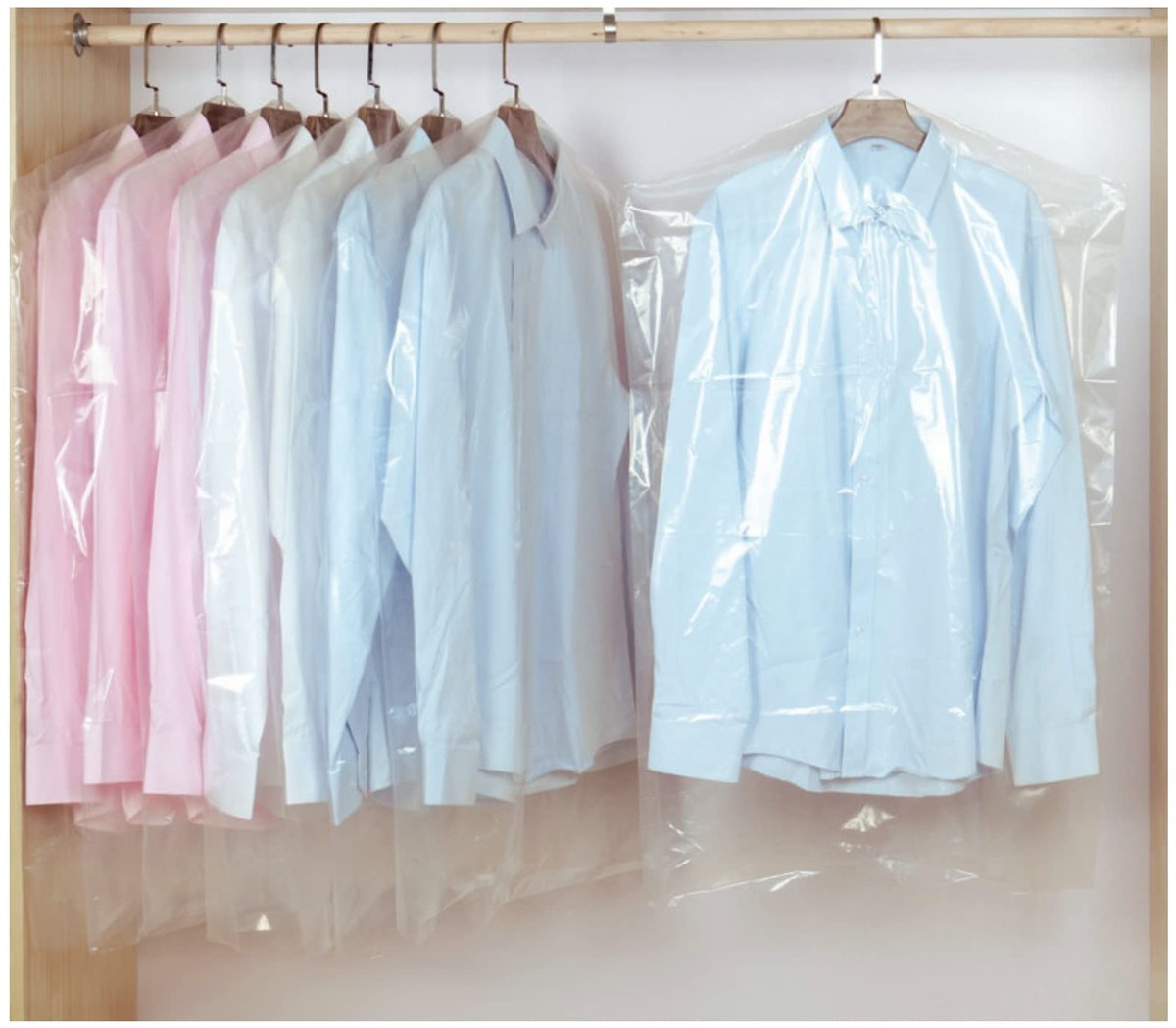 Plastikfolie über die Kleiderstange: Wie Sie Ihre Garderobe vor Staub bewahren