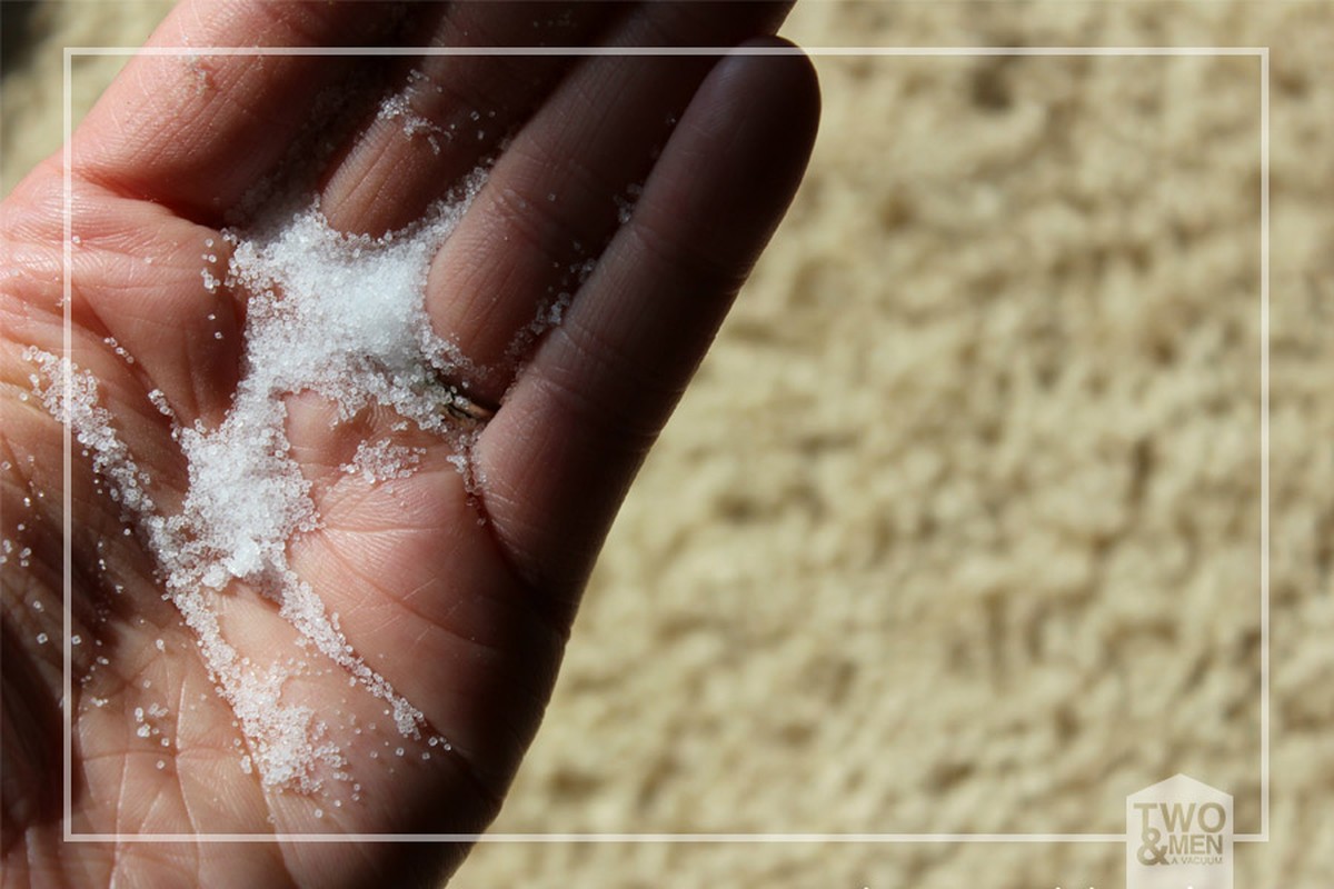 Salz auf den Teppich gestreut – dann staubsaugen: Das Geheimnis frischer Räume - image 2