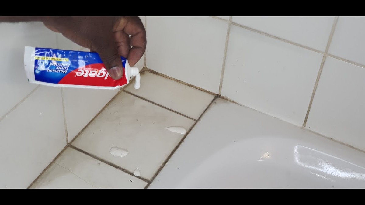 Zahnpasta auf Fliesenfugen? Der 5-Minuten-Trick für strahlend weiße Linien