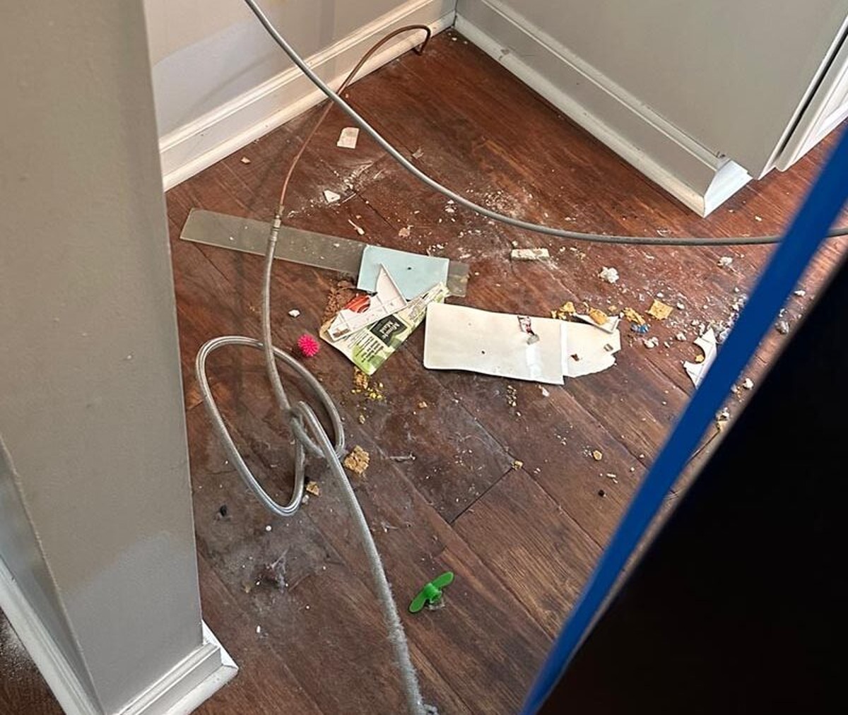 Essig und Backpulver hinter dem Kühlschrank – was dort wirklich passiert - image 2