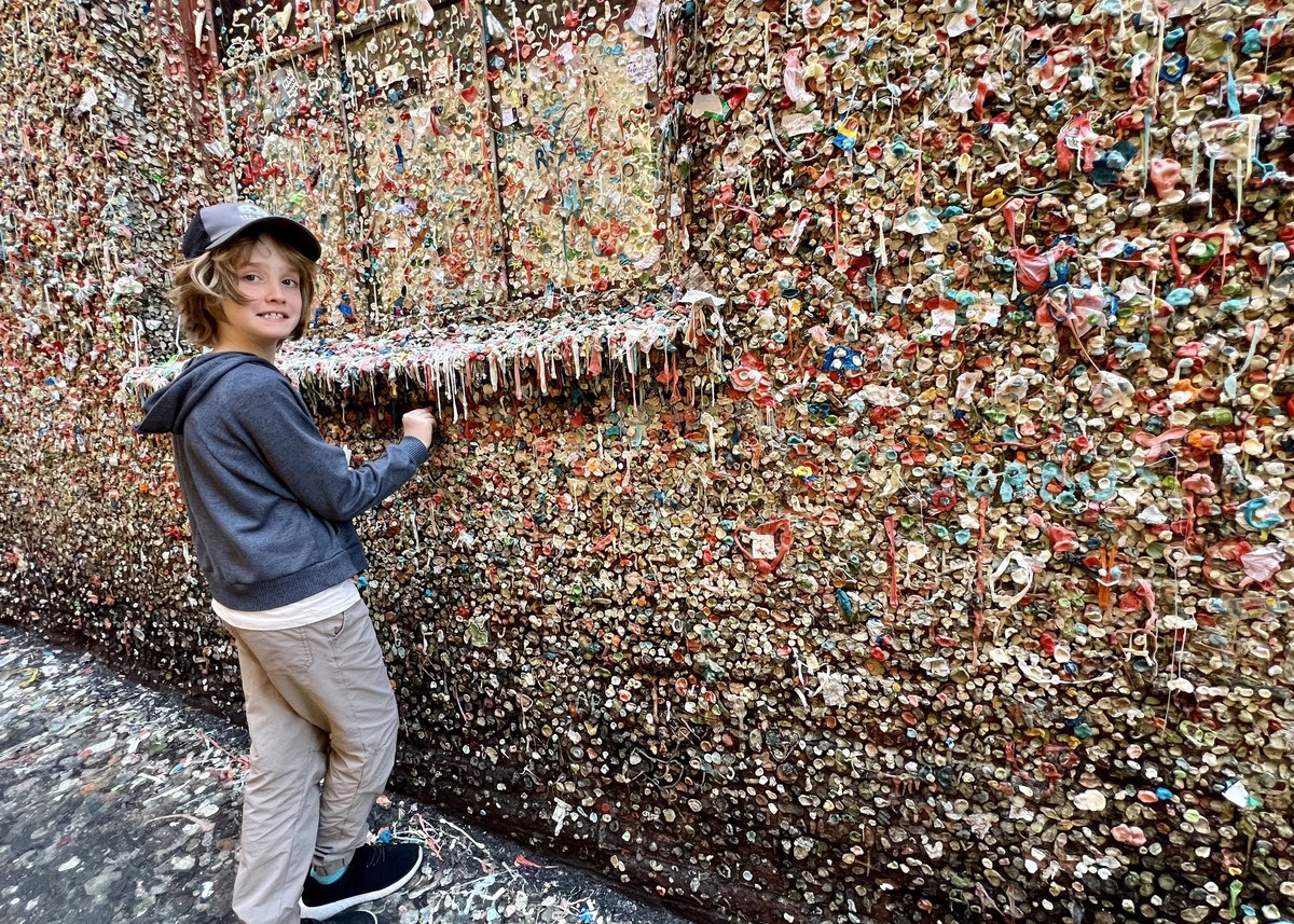 Kaugummi auf der Tapete? Dieser eine Trick entfernt es spurlos - image 1