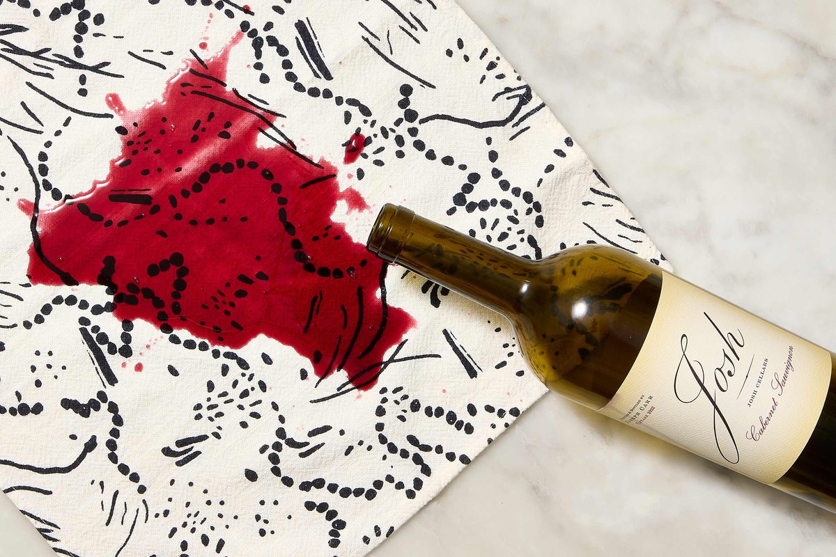 Salz auf Rotweinflecken: Warum Profis nie Wasser nehmen