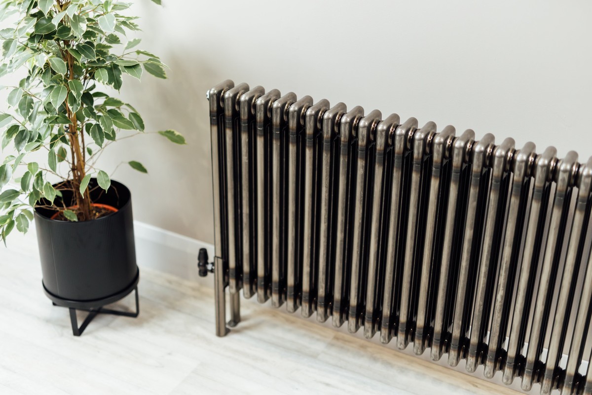 Zeitungspapier hinter den Heizkörper – Ein Trick aus der DDR, den Energieberater bestätigen