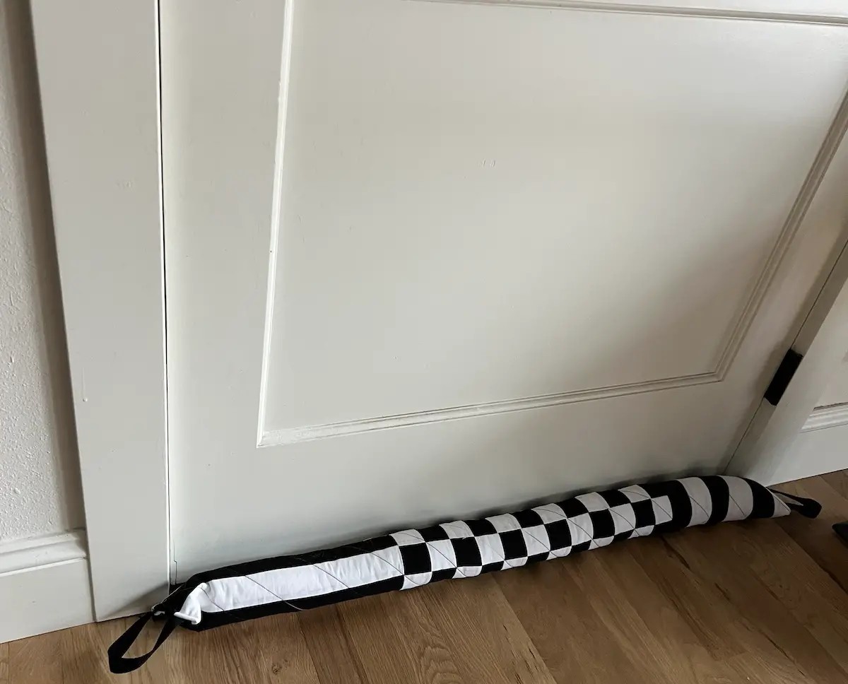 Zeitungspapier unter die Türe: Wie Sie Zugluft für 0 Euro stoppen - image 1