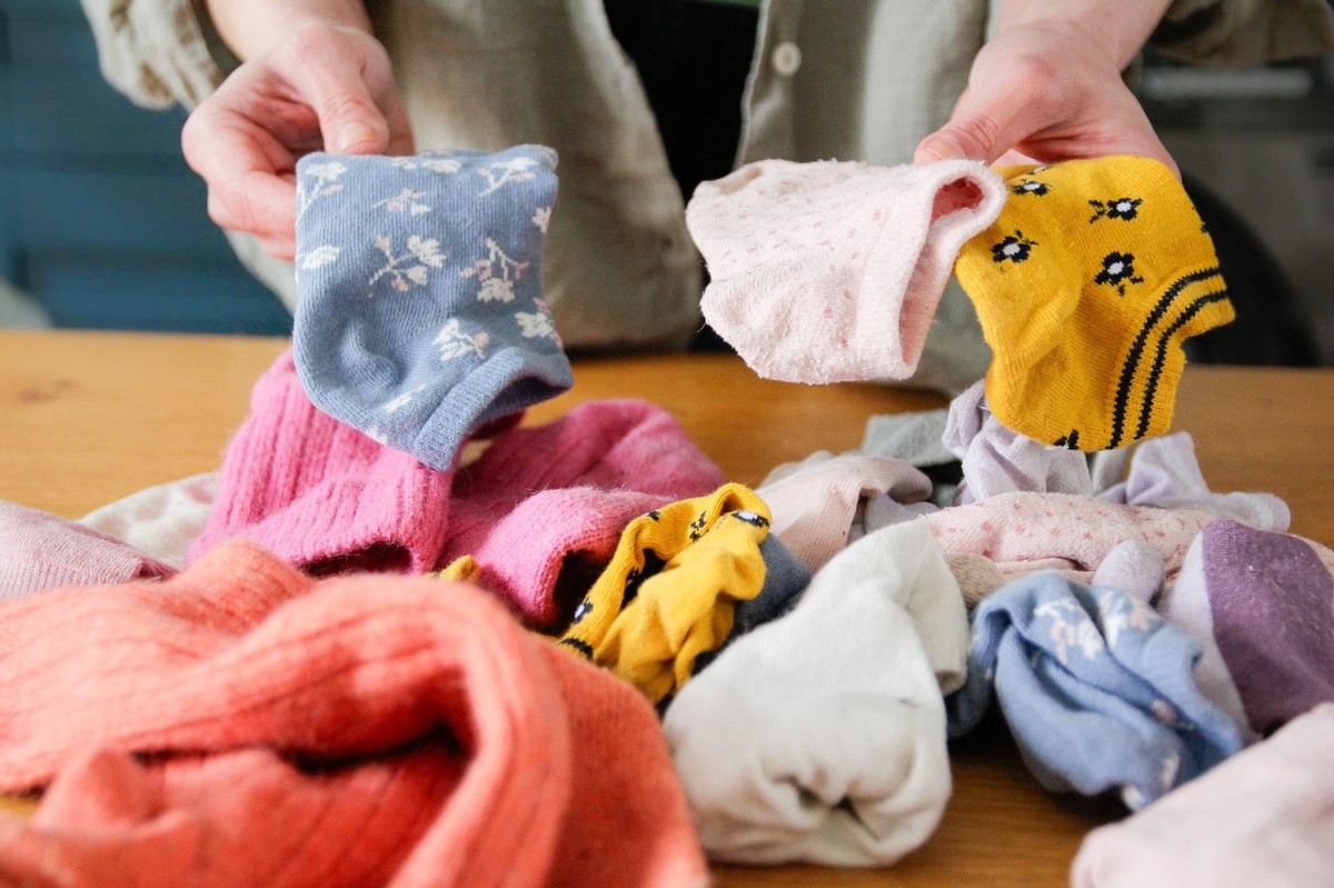 Alte Socken als Staubfänger: Der Trick, den Profis verwenden - image 1