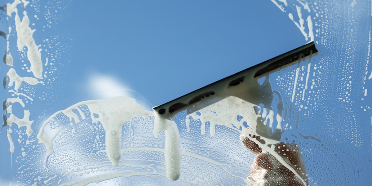 Essigwasser auf Fensterglas? Der 10-Minuten-Trick für kristallklare Scheiben - image 1