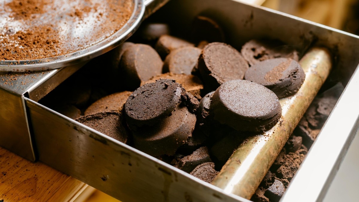 Kaffeesatz als Türstopper: 7 versteckte Verwendungen im Haushalt - image 1