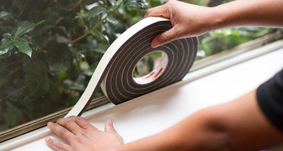 Klebestreifen auf die Fensterrahmen: Der Trick gegen Zugluft ohne Umbau