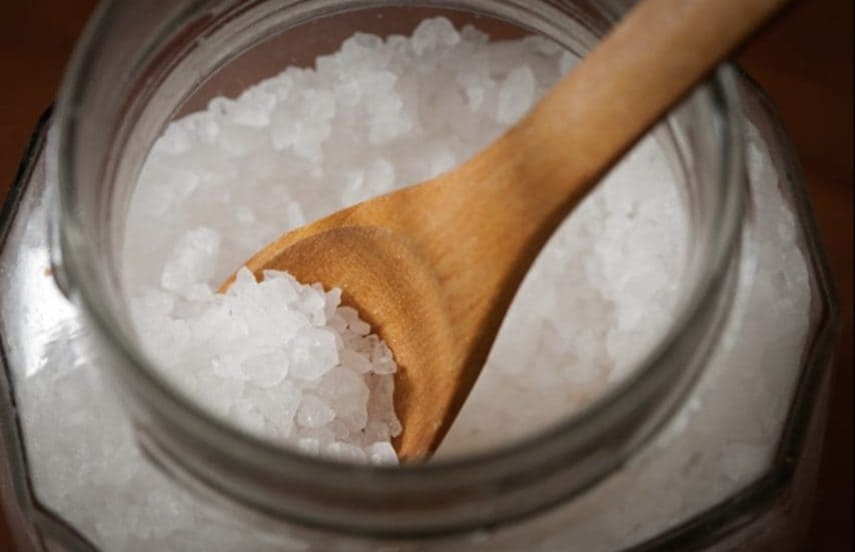 Salz auf dem Küchenbrett – der alte Trick gegen Flecken und Gerüche - image 1