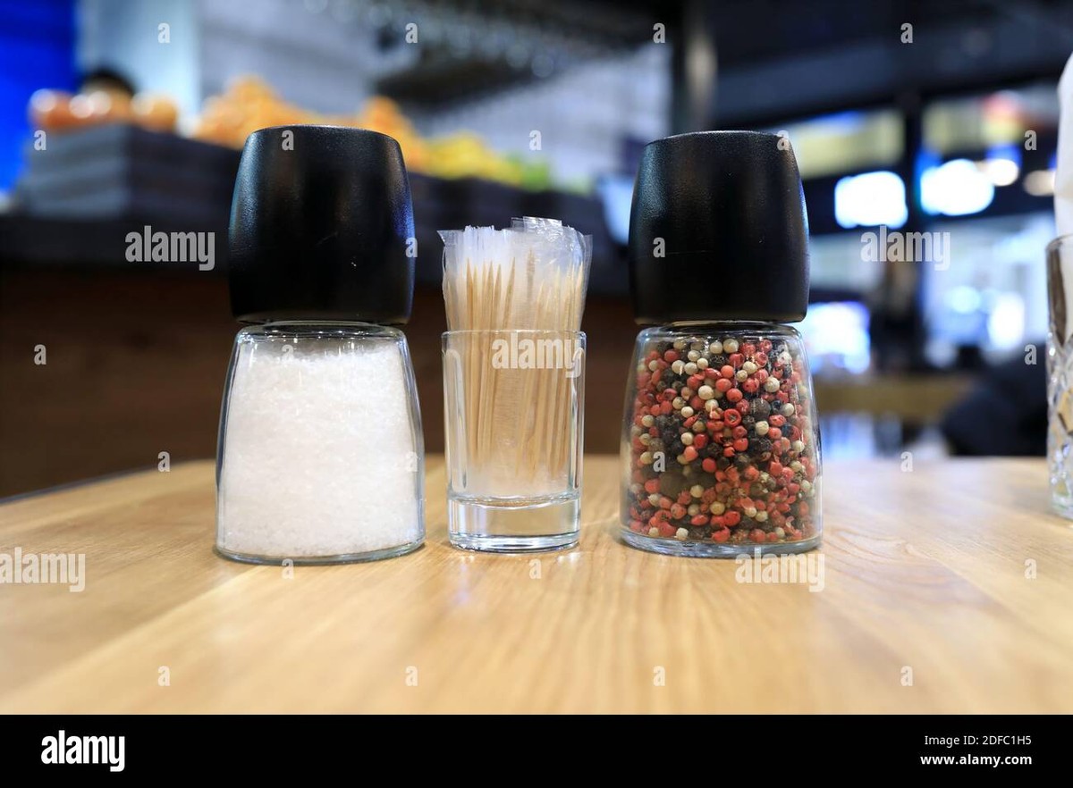 Salzstreuer mit Zahnstochern: Das unerwartete Loch-Geheimnis für trockene Räume