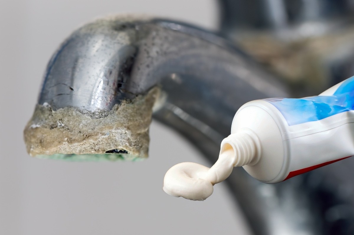 Zahnpasta auf Kalkflecken? Warum Zahnärzte diesen Trick kennen - image 1