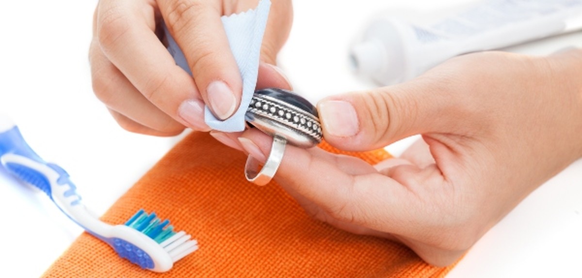 Zahnpasta auf Türgriffen: Der unterschätzte Glanz-Hack für Metall - image 1